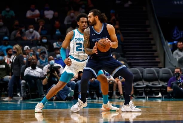 Steven Adams of the Memphis Grizzlies posts up against P.J. Washington of the Charlotte Hornets during the first period of their game at Spectrum...