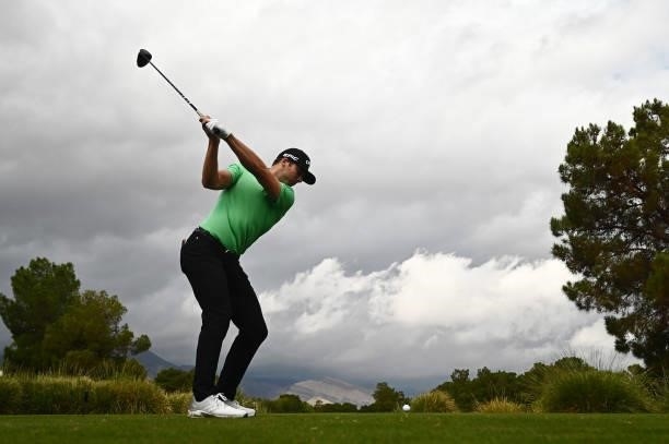 Sam Burns hits his tee shot on the ninth hole during round two of the Shriners Children's Open at TPC Summerlin on October 08, 2021 in Las Vegas,...