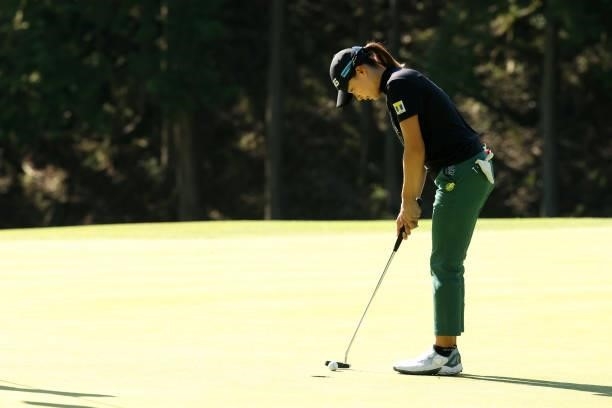 Hinako Shibuno of Japan attempts a putt on the 2nd green during the second round of the Stanley Ladies at Tomei Country Club on October 9, 2021 in...