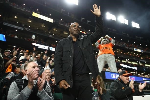 Former NBA player Chris Mullin and former San Francisco Giants player Barry Bonds waves to the crowd during the fifth inning of Game 1 of the...
