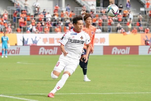 Hayato Otani of Zweigen Kanazawa in action during the J.League Meiji Yasuda J2 33rd Sec. Match between Omiya Ardija and Zweigen Kanazawa at NACK5...