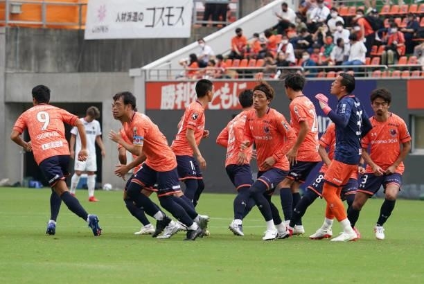 Players of Omiya Ardija huddle during the J.League Meiji Yasuda J2 33rd Sec. Match between Omiya Ardija and Zweigen Kanazawa at NACK5 Stadium Omiya...