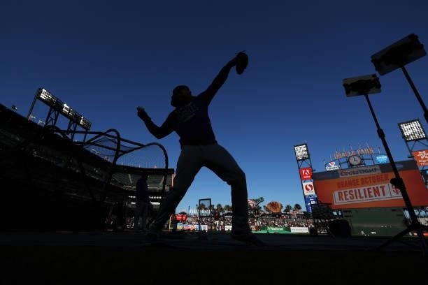 Justin Turner of the Los Angeles Dodgers warms up before Game 2 of the National League Division Series against the San Francisco Giants at Oracle...