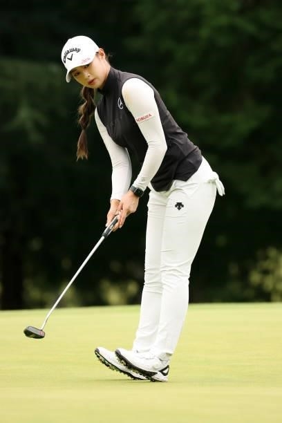 Asuka Kashiwabara of Japan attempts a putt on the 1st green during the final round of the Stanley Ladies at Tomei Country Club on October 10, 2021 in...