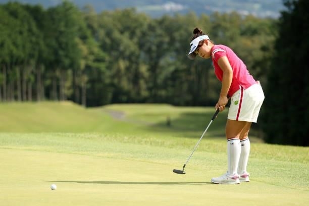 Miyuu Yamashita of Japan attempts a putt on the 11th green during the final round of the Stanley Ladies at Tomei Country Club on October 10, 2021 in...
