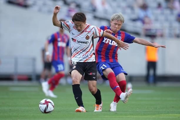 Sho INAGAKI of Nagoya Grampus and Shuto ABE of FC Tokyo battle for the ball during the J.League Levain Cup Semi Final second leg match between FC...