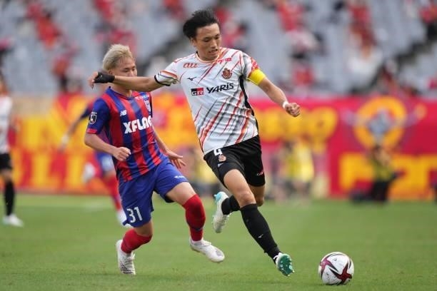 Shinnosuke NAKATANI of Nagoya Grampus in action during the J.League Levain Cup Semi Final second leg match between FC Tokyo and Nagoya Grampus at...