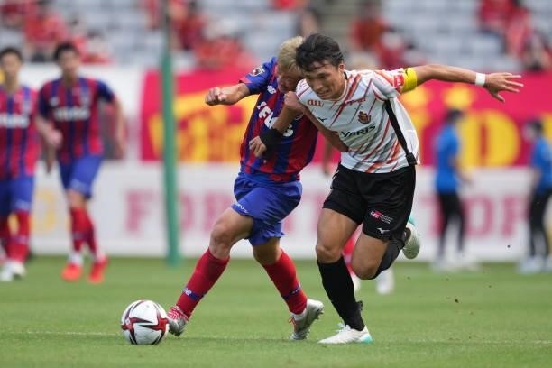 Kensuke NAGAI of FC Tokyo and Shinnosuke NAKATANI of Nagoya Grampus battle for the ball during the J.League Levain Cup Semi Final second leg match...