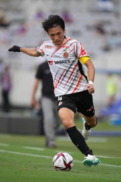 Shinnosuke NAKATANI of Nagoya Grampus in action during the J.League Levain Cup Semi Final second leg match between FC Tokyo and Nagoya Grampus at...