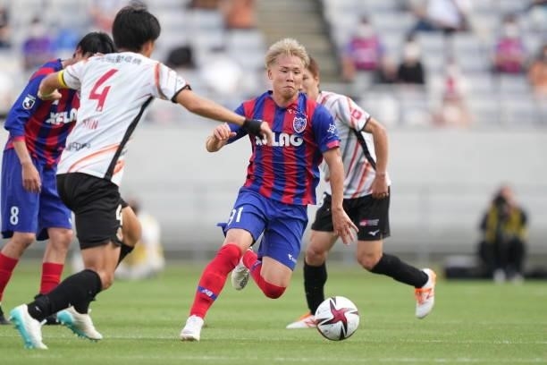 Shuto ABE of FC Tokyo in action during the J.League Levain Cup Semi Final second leg match between FC Tokyo and Nagoya Grampus at Ajinomoto Stadium...