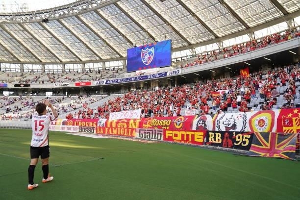 Sho INAGAKI of Nagoya Grampus applaud fans after the J.League Levain Cup Semi Final second leg match between FC Tokyo and Nagoya Grampus at Ajinomoto...
