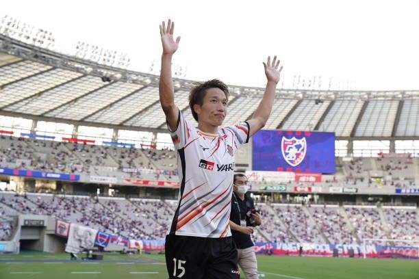 Sho INAGAKI of Nagoya Grampus applaud fans after the J.League Levain Cup Semi Final second leg match between FC Tokyo and Nagoya Grampus at Ajinomoto...