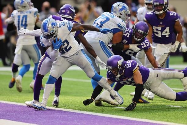 Andre Swift of the Detroit Lions runs the ball for a touchdown during the second half against the Minnesota Vikings at U.S. Bank Stadium on October...