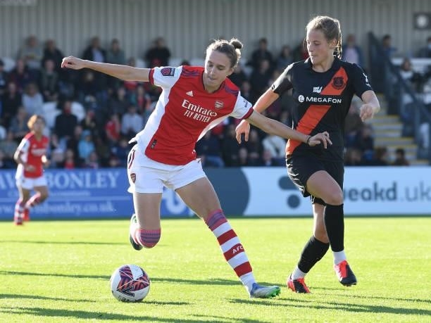 Vivianne Midema of Arsenal holds off Anna Anvegard of Everton during the Barclays FA Women's Super League match between Arsenal Women and Everton...