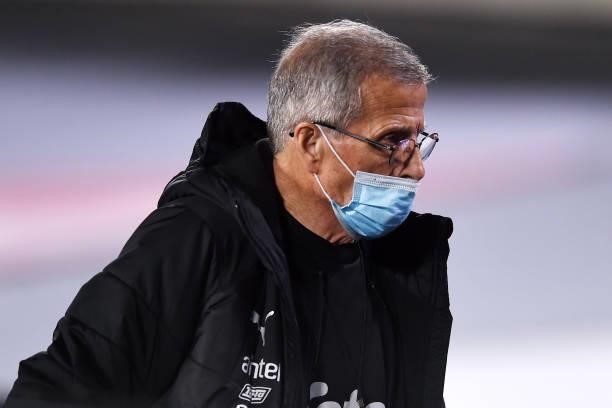 Head coach of Uruguay Oscar Tabarez looks on during a match between Argentina and Uruguay as part of South American Qualifiers for Qatar 2022 at...