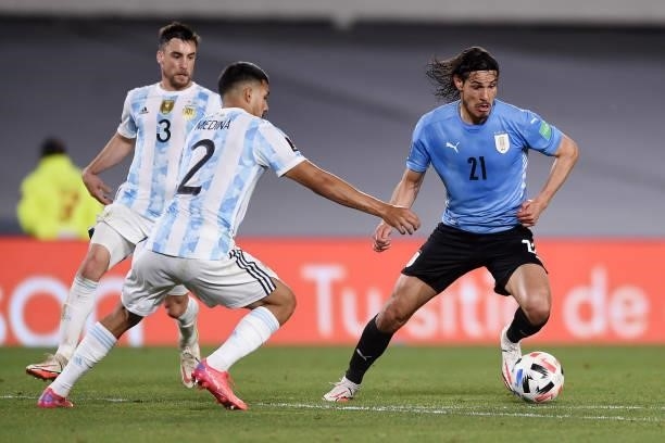 Edinson Cavani of Uruguay fights for the ball with Lucas Martinez Quarta of Argentina during a match between Argentina and Uruguay as part of South...
