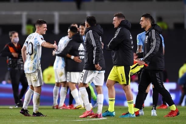 Giovani Lo Celso of Argentina celebrates with teammates after winning during a match between Argentina and Uruguay as part of South American...