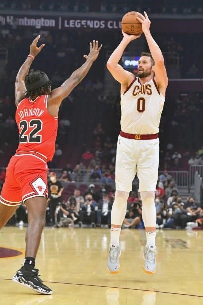 Kevin Love of the Cleveland Cavaliers shoots over Alize Johnson of the Chicago Bulls during the first quarter at Rocket Mortgage Fieldhouse on...