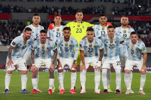 Players of Argentina pose for the team photo prior to a match between Argentina and Uruguay as part of South American Qualifiers for Qatar 2022 at...