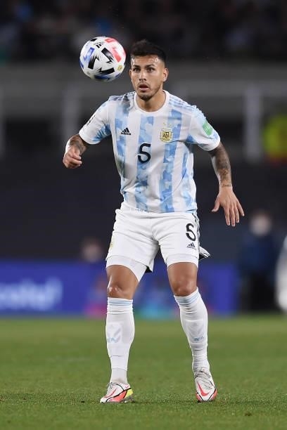 Leandro Paredes of Argentina controls the ball during a match between Argentina and Uruguay as part of South American Qualifiers for Qatar 2022 at...