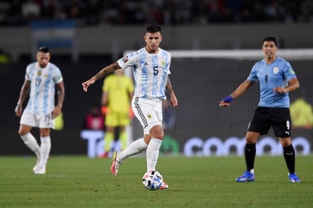 Leandro Paredes of Argentina controls the ball during a match between Argentina and Uruguay as part of South American Qualifiers for Qatar 2022 at...
