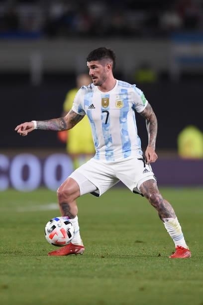 Rodrigo De Paul of Argentina controls the ball during a match between Argentina and Uruguay as part of South American Qualifiers for Qatar 2022 at...