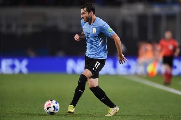 Matias Viña of Uruguay controls the ball during a match between Argentina and Uruguay as part of South American Qualifiers for Qatar 2022 at Estadio...