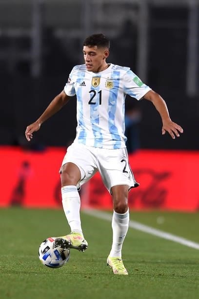 Nahuel Molina of Argentina controls the ball during a match between Argentina and Uruguay as part of South American Qualifiers for Qatar 2022 at...