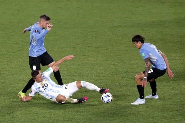 Giovani Lo Celso of Argentina fights for the ball with with Darwin Núñez of Uruguay during a match between Argentina and Uruguay as part of South...
