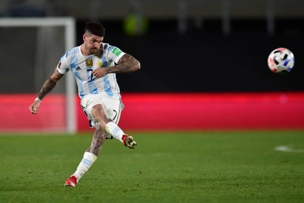 Rodrigo De Paul of Argentina plays the ball during a match between Argentina and Uruguay as part of South American Qualifiers for Qatar 2022 at...