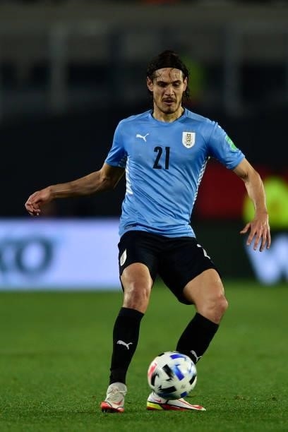 Edinson Cavani of Uruguay controls the ball during a match between Argentina and Uruguay as part of South American Qualifiers for Qatar 2022 at...