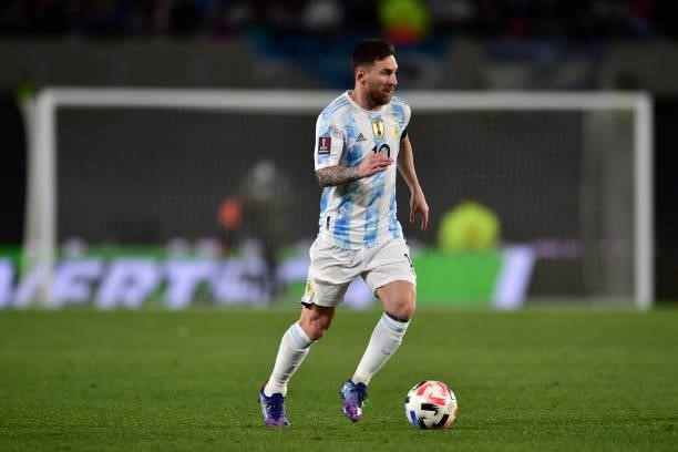 Lionel Messi of Argentina drives the ball during a match between Argentina and Uruguay as part of South American Qualifiers for Qatar 2022 at Estadio...