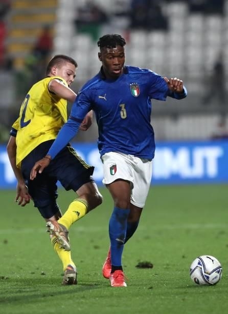 Iyenoma Destiny Udogi of Italy competes for the ball with Samule Brolin of Sweden during the 2022 UEFA European Under-21 Championship Qualifier match...