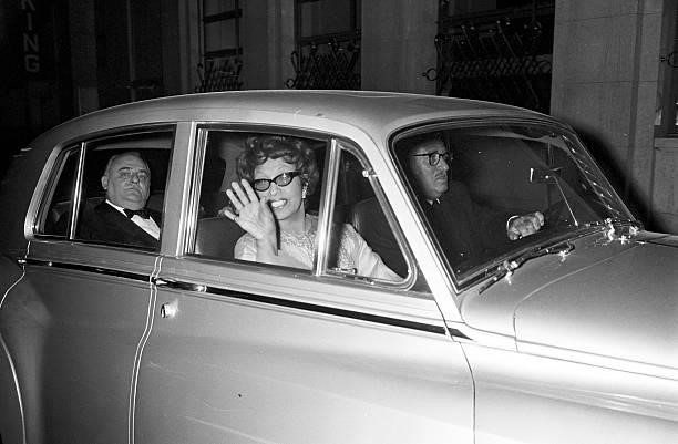 Josephine Baker At The Olympia. Paris - 5 avril 1968 - Après son spectacle à l'OLYMPIA, assise à l'avant dans une voiture conduite par un homme non...