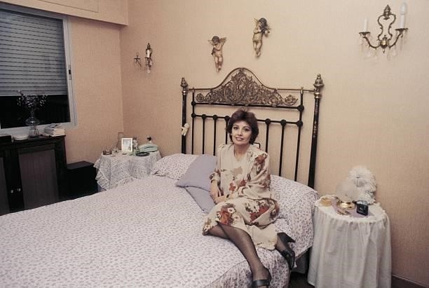Maria Teresa Campos, journalist Sat on a bed