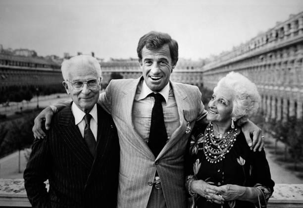 Portrait de l'acteur Jean-Paul Belmondo et de ses parents lors de sa remise de la Légion d'honneur le 24 septembre 1980 à Paris, France.