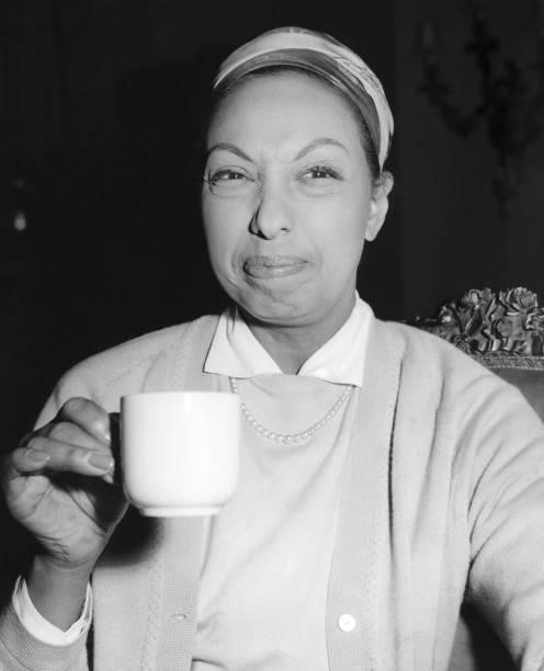 Joséphine Baker buvant une tasse de thé lors des répétitions de l'émission télévisée 'It happened to me' à Londres en Angleterre au Royaume-Uni, le...